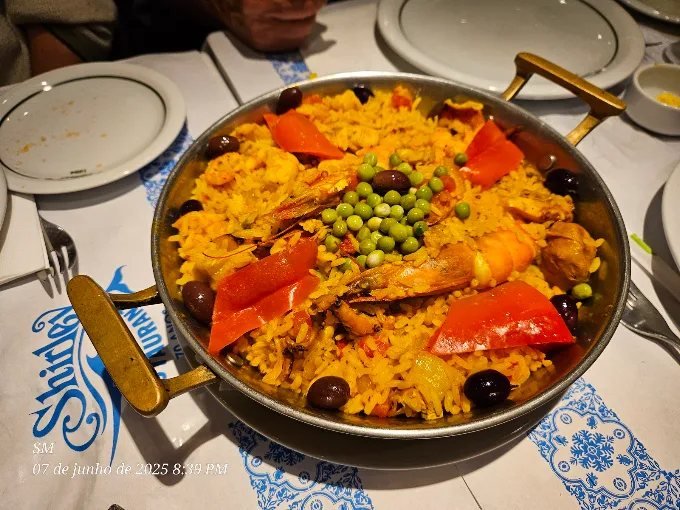 Paella de frutos do mar na paellera